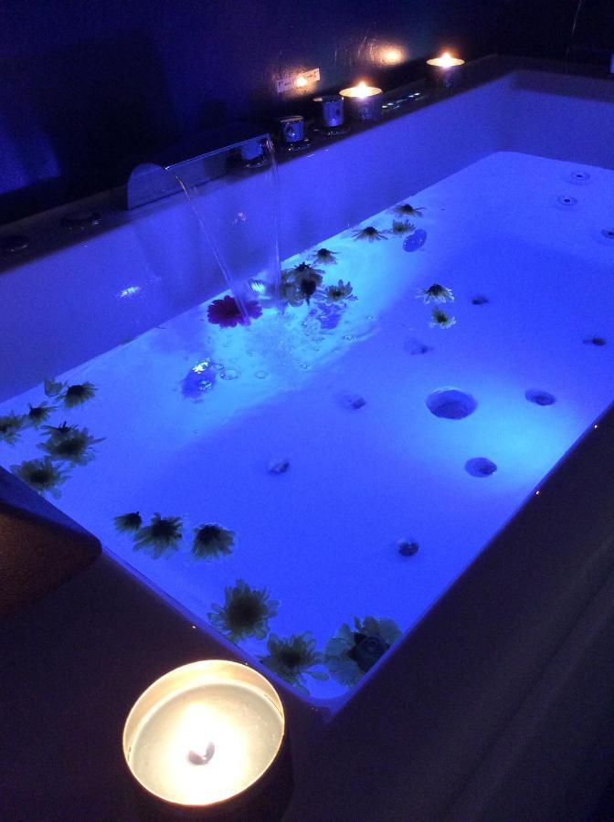 Me And Mrs Jones Suite Jacuzzi Hypercentre มงต์เปอลิเยร์ ภายนอก รูปภาพ